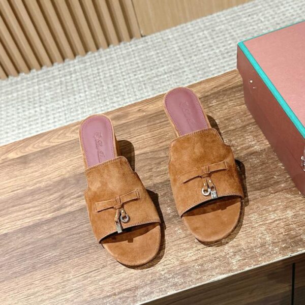 Pantofole classiche con tacco a blocco Nopia