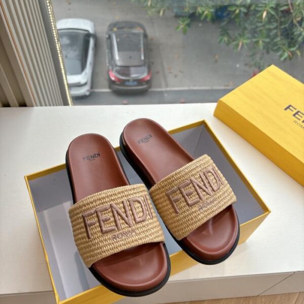 G191 versione top Fendi sandali e pantofole Fendi