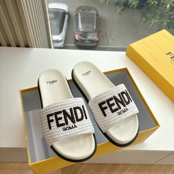 G191 versione top Fendi sandali e pantofole Fendi