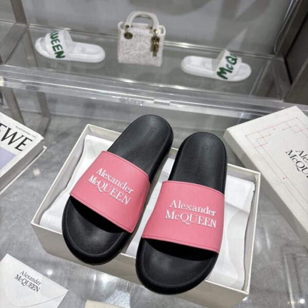 Versione alta delle ultime infradito con suola spessa di McQueen