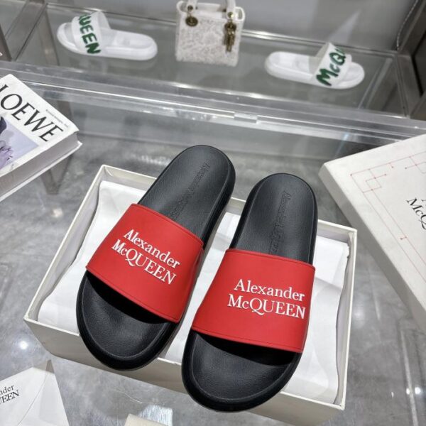 Versione alta delle ultime infradito con suola spessa di McQueen