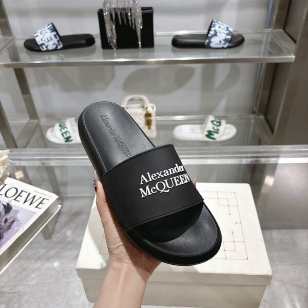 Versione alta delle ultime infradito con suola spessa di McQueen