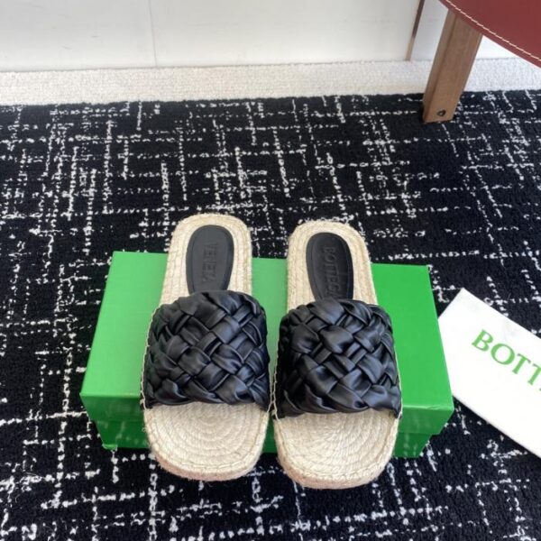 Bottega Veneta BV, nuovi sandali intrecciati a righe larghe con diamanti
