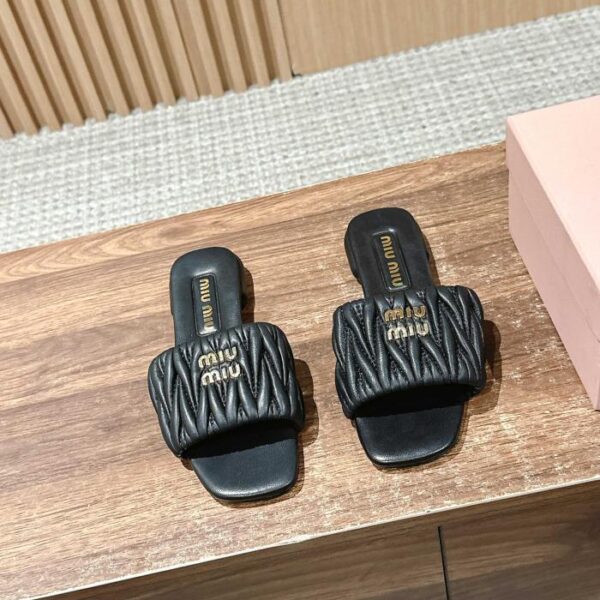 repliche,replica,perfette,siti di,affidabili,migliori siti,dove comprare,1:1,scarpe da ginnastica Nuove pantofole con tacco a gattino plissettato Miu Miu e tacco piatto