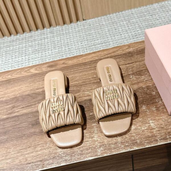 repliche,replica,perfette,siti di,affidabili,migliori siti,dove comprare,1:1,scarpe da ginnastica Nuove pantofole con tacco a gattino plissettato Miu Miu e tacco piatto