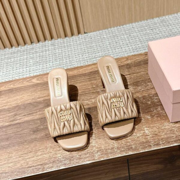 repliche,replica,perfette,siti di,affidabili,migliori siti,dove comprare,1:1,scarpe da ginnastica Nuove pantofole con tacco a gattino plissettato di Miu Miu e tacco spesso