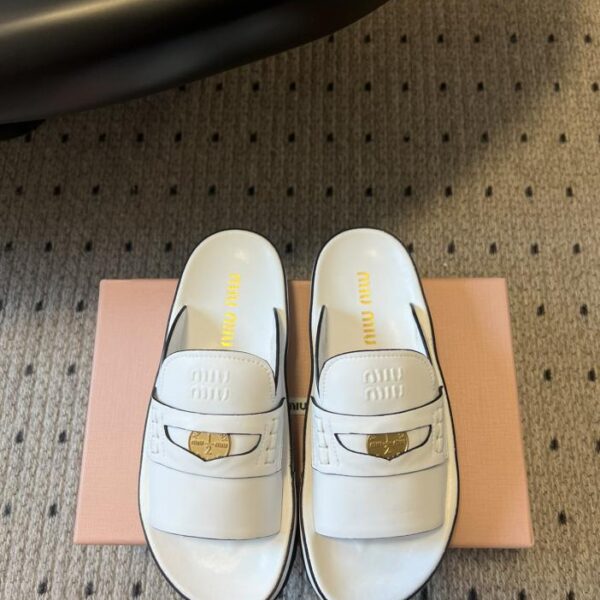 repliche,replica,perfette,siti di,affidabili,migliori siti,dove comprare,1:1,scarpe da ginnastica Ciabatte da spiaggia Miu Miu con monete dorate, primavera/estate