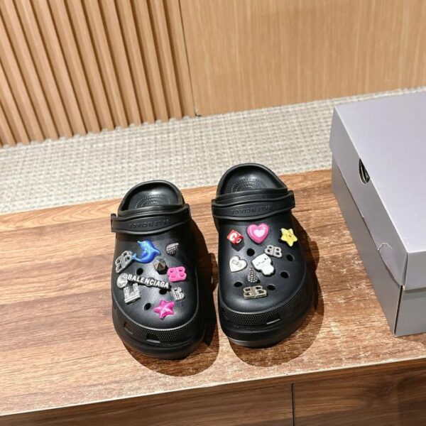 Balenciaga ha co-brandizzato le scarpe con i buchi CROCS MULE JIBBITZ da coppia, sandali con suola spessa e rialzo.