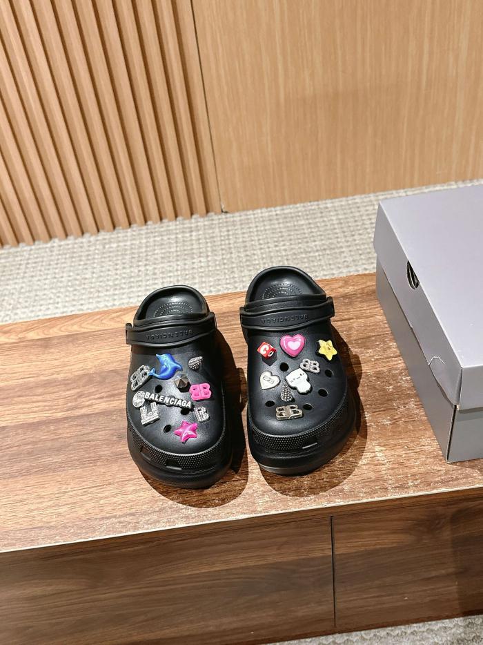 repliche,replica,perfette,siti di,affidabili,migliori siti,dove comprare,1:1,scarpe da ginnastica Balenciaga ha co-brandizzato le scarpe con i buchi CROCS MULE JIBBITZ da coppia, sandali con suola spessa e rialzo. repliche,replica,perfette,siti di,affidabili,migliori siti,dove comprare,1:1,scarpe da ginnastica Balenciaga ha co-brandizzato le scarpe con i buchi CROCS MULE JIBBITZ da coppia, sandali con suola spessa e rialzo.