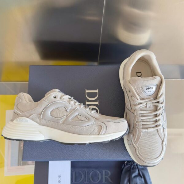 Versione top: il nuovo colore per coppie DIOR, le ultime sneakers riflettenti della serie B30