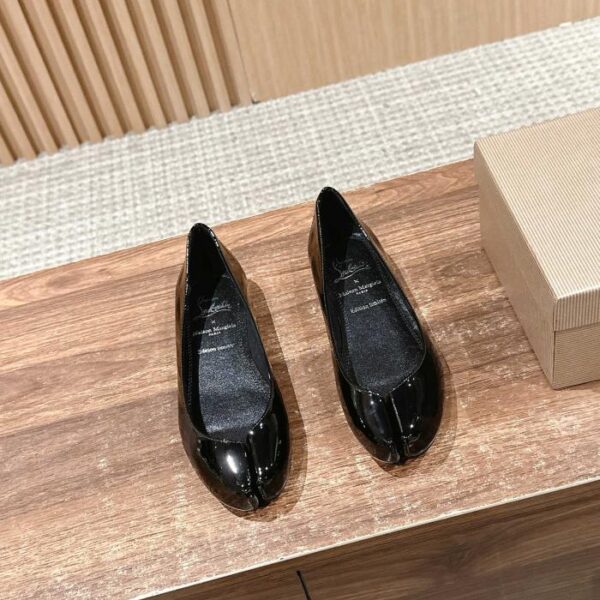 repliche,replica,perfette,siti di,affidabili,migliori siti,dove comprare,1:1,scarpe da ginnastica Scarpe basse con punta divisa di Christian Louboutin e Margiela