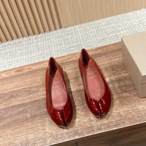 Scarpe basse con punta divisa di Christian Louboutin e Margiela