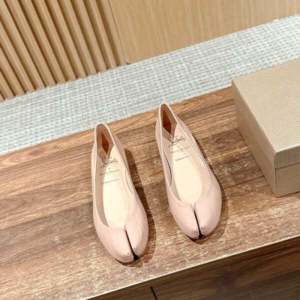 repliche,replica,perfette,siti di,affidabili,migliori siti,dove comprare,1:1,scarpe da ginnastica Scarpe basse con punta divisa di Christian Louboutin e Margiela