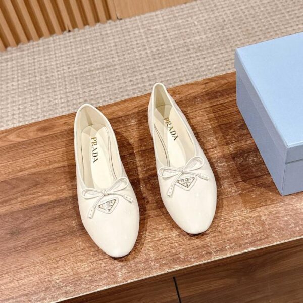repliche,replica,perfette,siti di,affidabili,migliori siti,dove comprare,1:1,scarpe da ginnastica Scarpe Mary Jane con testa triangolare tonda di Prada per la primavera e l’estate, nuove ballerine
