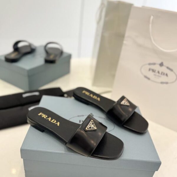 repliche,replica,perfette,siti di,affidabili,migliori siti,dove comprare,1:1,scarpe da ginnastica Le ultime pantofole con logo triangolare di Prada