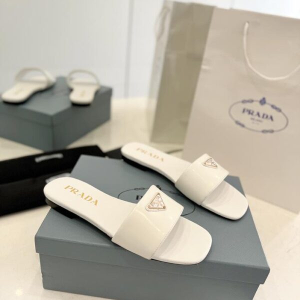 repliche,replica,perfette,siti di,affidabili,migliori siti,dove comprare,1:1,scarpe da ginnastica Le ultime pantofole con logo triangolare di Prada
