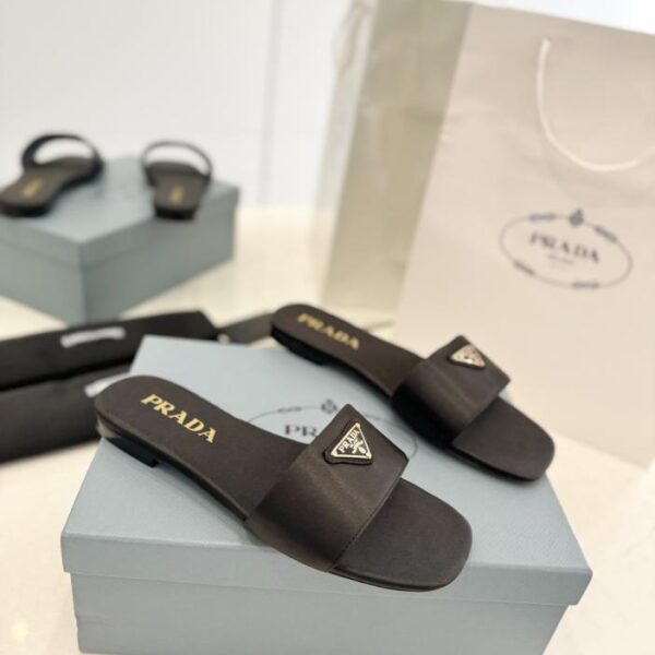 repliche,replica,perfette,siti di,affidabili,migliori siti,dove comprare,1:1,scarpe da ginnastica Le ultime pantofole con logo triangolare di Prada