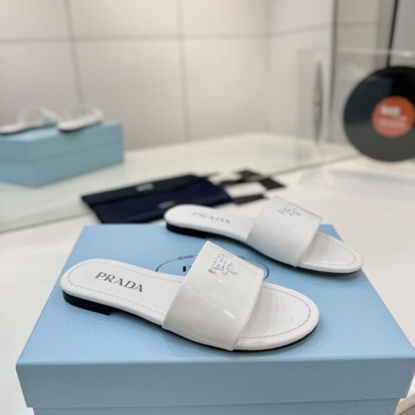 repliche,replica,perfette,siti di,affidabili,migliori siti,dove comprare,1:1,scarpe da ginnastica Le ultime pantofole con logo di Prada