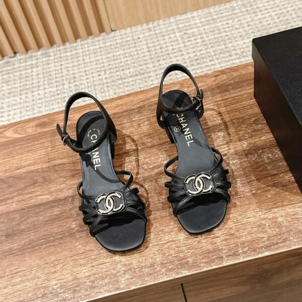 repliche,replica,perfette,siti di,affidabili,migliori siti,dove comprare,1:1,scarpe da ginnastica Nuovi sandali Chanel con tacco a blocco per la primavera e l’estate