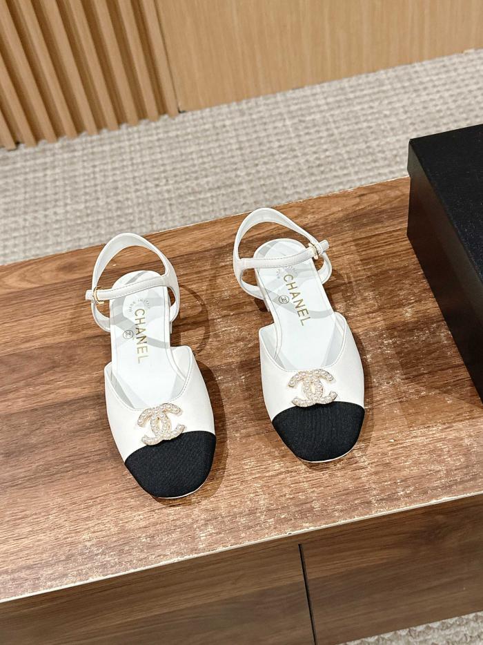 repliche,replica,perfette,siti di,affidabili,migliori siti,dove comprare,1:1,scarpe da ginnastica I nuovi sandali Mary Jane di Chanel con strass e logo in perle repliche,replica,perfette,siti di,affidabili,migliori siti,dove comprare,1:1,scarpe da ginnastica I nuovi sandali Mary Jane di Chanel con strass e logo in perle