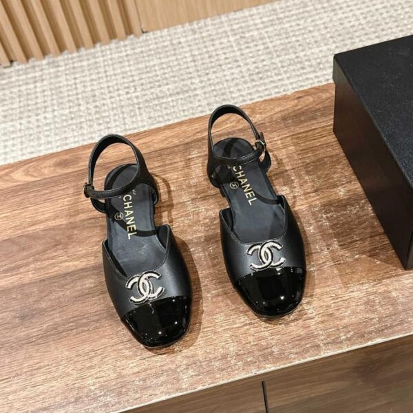 repliche,replica,perfette,siti di,affidabili,migliori siti,dove comprare,1:1,scarpe da ginnastica I nuovi sandali Mary Jane di Chanel con strass e logo in perle