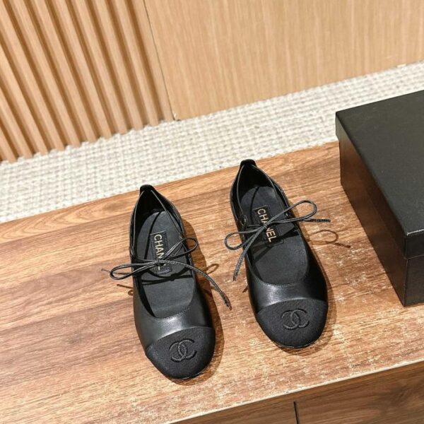 repliche,replica,perfette,siti di,affidabili,migliori siti,dove comprare,1:1,scarpe da ginnastica Le famose scarpe Mary Jane di Chanel dalla sfilata primaverile di Milano