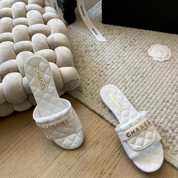 Ciabatte piatte Chanel Diamond, serie Classic Diamond Pattern