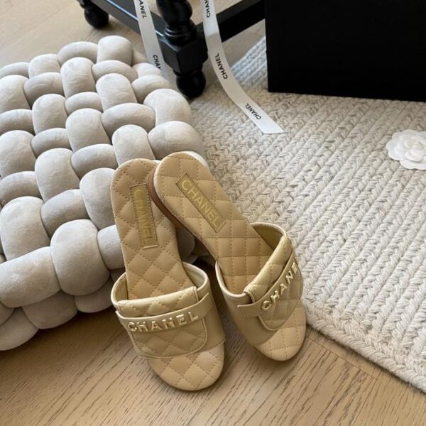 Ciabatte piatte Chanel Diamond, serie Classic Diamond Pattern