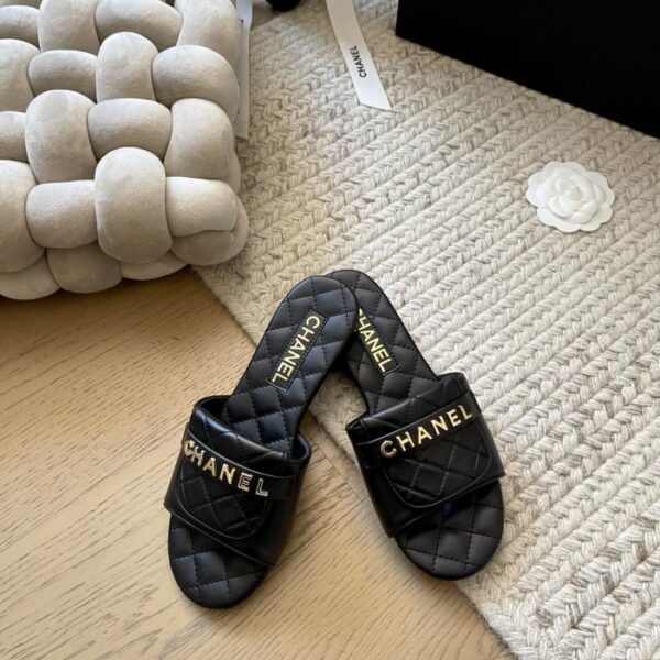 Ciabatte piatte Chanel Diamond, serie Classic Diamond Pattern