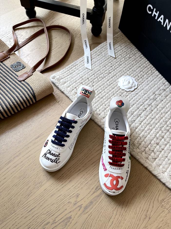 repliche,replica,perfette,siti di,affidabili,migliori siti,dove comprare,1:1,scarpe da ginnastica Scarpe classiche bianche con graffiti firmate Chanel e Pharrell, versione top repliche,replica,perfette,siti di,affidabili,migliori siti,dove comprare,1:1,scarpe da ginnastica Scarpe classiche bianche con graffiti firmate Chanel e Pharrell, versione top