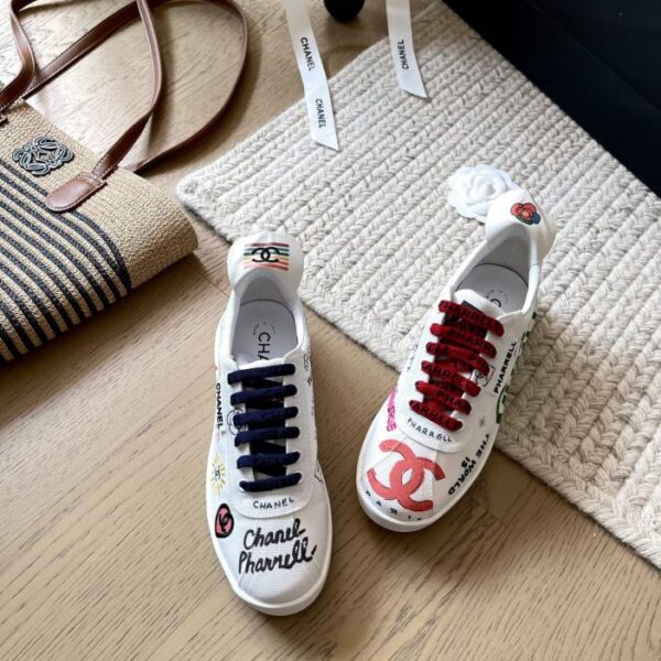 repliche,replica,perfette,siti di,affidabili,migliori siti,dove comprare,1:1,scarpe da ginnastica Scarpe classiche bianche con graffiti firmate Chanel e Pharrell, versione top