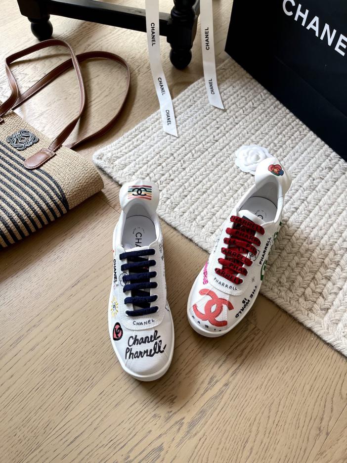 repliche,replica,perfette,siti di,affidabili,migliori siti,dove comprare,1:1,scarpe da ginnastica Scarpe classiche bianche con graffiti firmate Chanel e Pharrell, versione top repliche,replica,perfette,siti di,affidabili,migliori siti,dove comprare,1:1,scarpe da ginnastica Scarpe classiche bianche con graffiti firmate Chanel e Pharrell, versione top