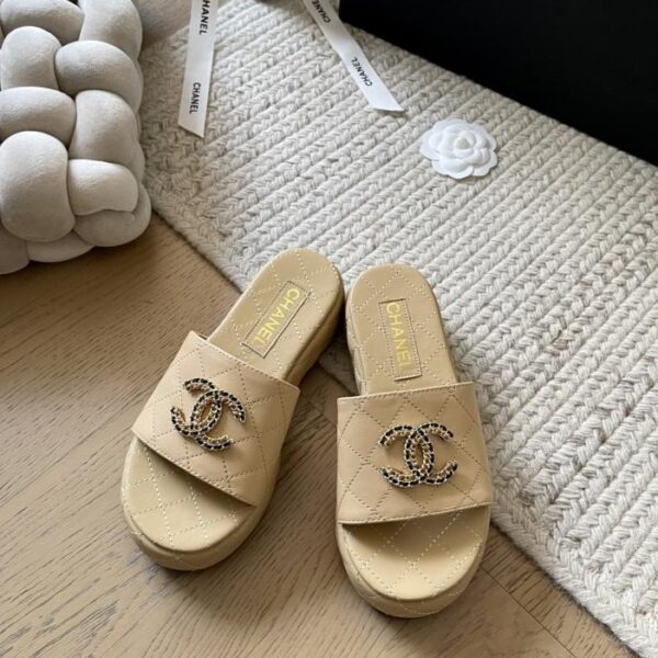 repliche,replica,perfette,siti di,affidabili,migliori siti,dove comprare,1:1,scarpe da ginnastica Nuove pantofole con plateau Chanel per l’inizio della primavera, versione top