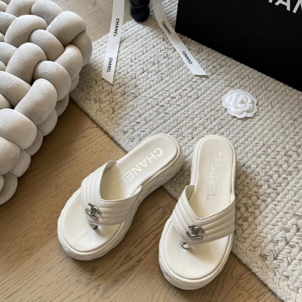 repliche,replica,perfette,siti di,affidabili,migliori siti,dove comprare,1:1,scarpe da ginnastica Nuove infradito Chanel con suola spessa per l’inizio della primavera, versione top