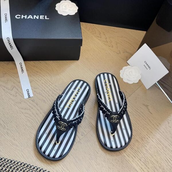 Infradito Chanel in tessuto piatto, versione top