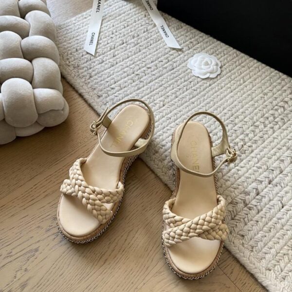 repliche,replica,perfette,siti di,affidabili,migliori siti,dove comprare,1:1,scarpe da ginnastica Sandali con plateau intrecciati Chanel, nuova serie di sandali primaverili di inizio stagione, versione top