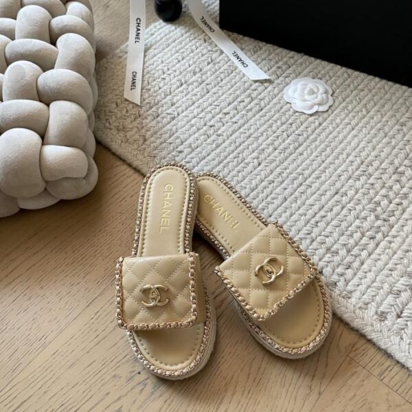repliche,replica,perfette,siti di,affidabili,migliori siti,dove comprare,1:1,scarpe da ginnastica Borsa da scuola Chanel Early Spring, nuova serie di sandali con fibbia a catena, versione top