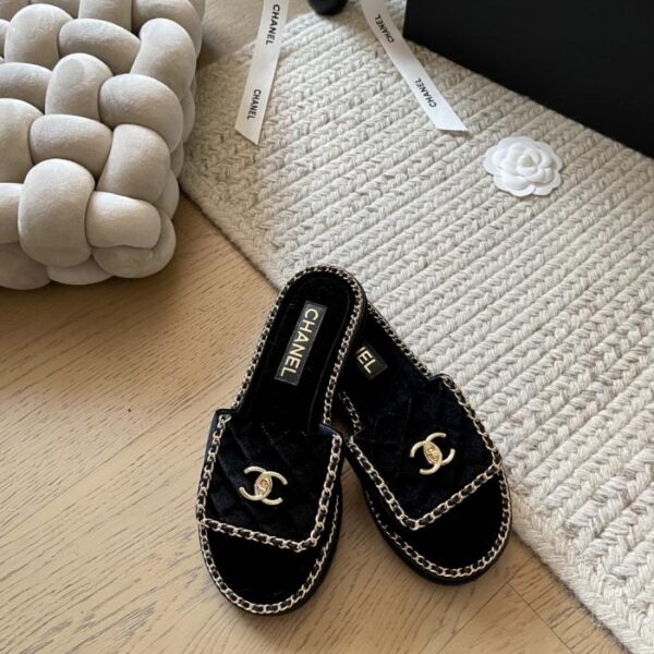 repliche,replica,perfette,siti di,affidabili,migliori siti,dove comprare,1:1,scarpe da ginnastica Borsa da scuola Chanel Early Spring, nuova serie di sandali con fibbia a catena, versione top