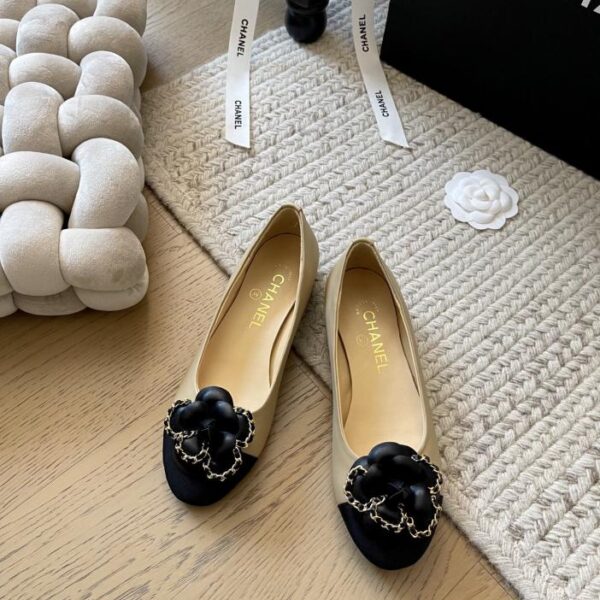 Scarpe singole Chanel Camellia, nuove di zecca, versione top
