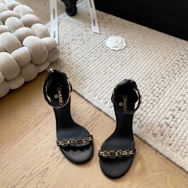 repliche,replica,perfette,siti di,affidabili,migliori siti,dove comprare,1:1,scarpe da ginnastica Sandali con tacco alto e catena Chanel, nuovi per l’inizio della primavera, versione top
