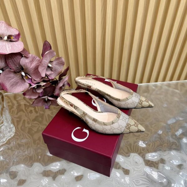 Sandali con cinturino con fibbia a catena con doppia G di Gucci, tacco alto, sincronizzati, primavera ed estate