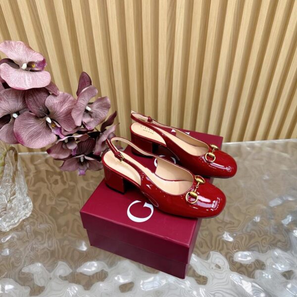 Sandali con tacco grosso e fibbia diamantata GUCCI