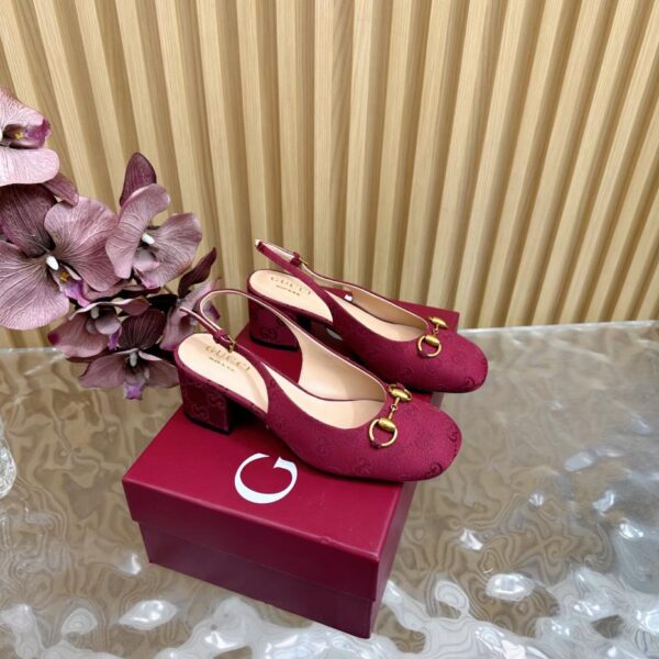 Sandali con tacco grosso e fibbia diamantata GUCCI