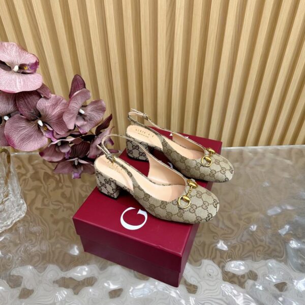 Sandali con tacco grosso e fibbia diamantata GUCCI