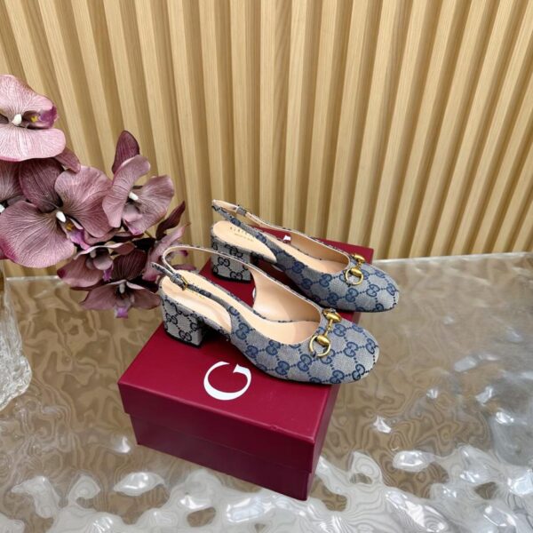 Sandali con tacco grosso e fibbia diamantata GUCCI