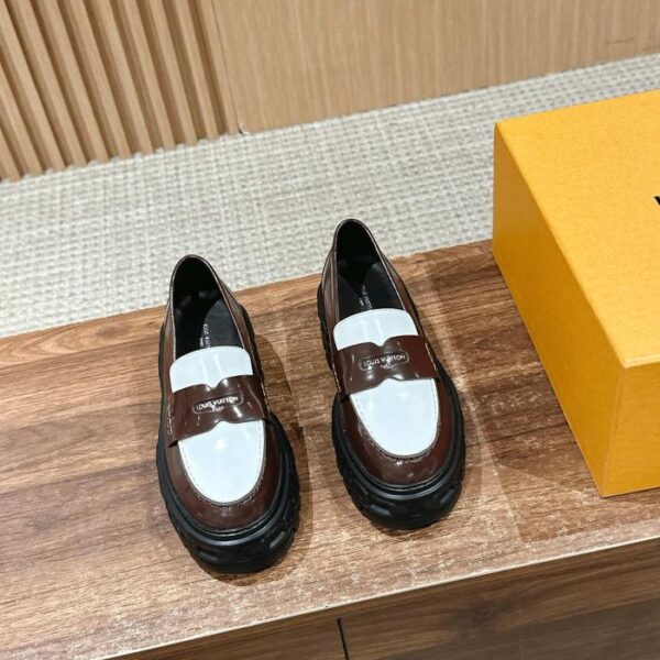 repliche,replica,perfette,siti di,affidabili,migliori siti,dove comprare,1:1,scarpe da ginnastica Il nuovo modello di Louis Vuitton con catena prevede mocassini con suola spessa