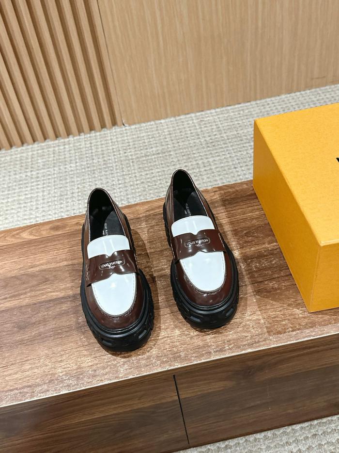 repliche,replica,perfette,siti di,affidabili,migliori siti,dove comprare,1:1,scarpe da ginnastica Il nuovo modello di Louis Vuitton con catena prevede mocassini con suola spessa repliche,replica,perfette,siti di,affidabili,migliori siti,dove comprare,1:1,scarpe da ginnastica Il nuovo modello di Louis Vuitton con catena prevede mocassini con suola spessa