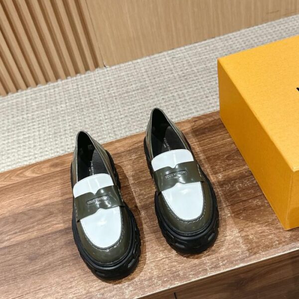 repliche,replica,perfette,siti di,affidabili,migliori siti,dove comprare,1:1,scarpe da ginnastica Il nuovo modello di Louis Vuitton con catena prevede mocassini con suola spessa