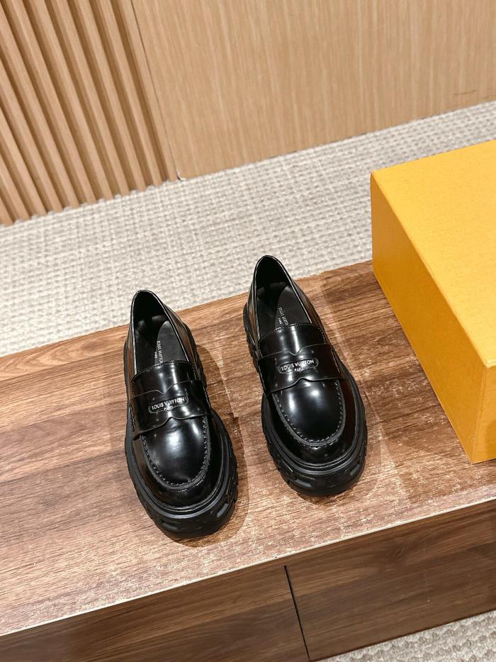 repliche,replica,perfette,siti di,affidabili,migliori siti,dove comprare,1:1,scarpe da ginnastica Il nuovo modello di Louis Vuitton con catena prevede mocassini con suola spessa repliche,replica,perfette,siti di,affidabili,migliori siti,dove comprare,1:1,scarpe da ginnastica Il nuovo modello di Louis Vuitton con catena prevede mocassini con suola spessa