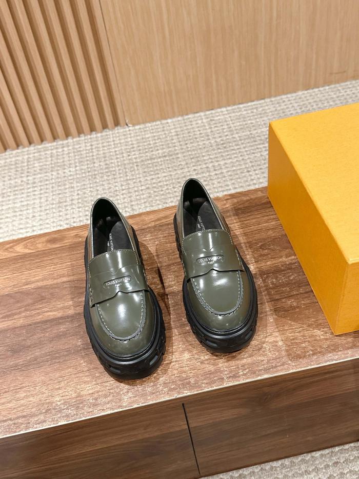 repliche,replica,perfette,siti di,affidabili,migliori siti,dove comprare,1:1,scarpe da ginnastica Il nuovo modello di Louis Vuitton con catena prevede mocassini con suola spessa repliche,replica,perfette,siti di,affidabili,migliori siti,dove comprare,1:1,scarpe da ginnastica Il nuovo modello di Louis Vuitton con catena prevede mocassini con suola spessa